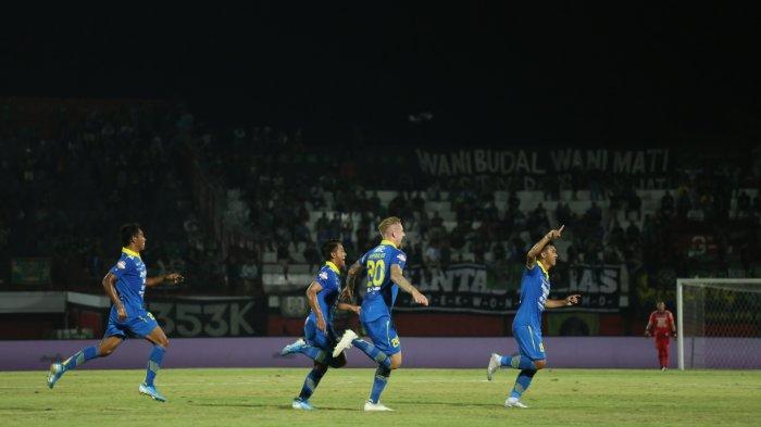 Pemain Persib Bandung berselebrasi di laga lawan Persebaya Surabaya.