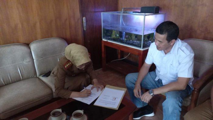 Kepala Kantor Cabang Dinas Pendidikan Wilayah V Provinsi Jawa Barat, Nonong Winarti meneken langsung MoU pembangunan SMAN Kalapanunggal dengan PTPN yang diteken oleh Manajer PTPN VIII Kebun Sukamaju, Hamzah Riza, Senin (6/6/2022).