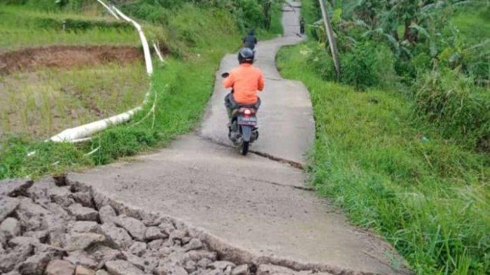 Penampakan jalan Desa Batulawang, Kecamatan Sukaresmi, Kabupaten Cianjur, akibat pergerakan tanah.