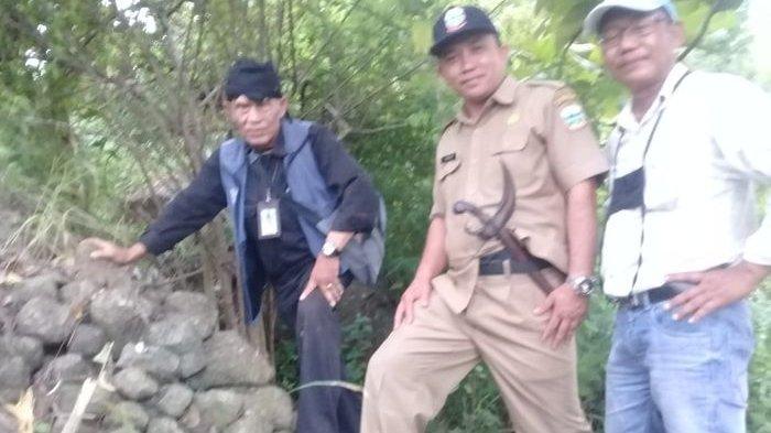 Sekretaris Dinas Pariwisata Dan Kebudayaan, Mamun De Hok (tengah), bersama ahli sejarah dan kepurbakalaan, Warjita (kanan) dan juru pelihara di lokasi penemuan batu yang diduga peninggalan Prabu Siliwangi.