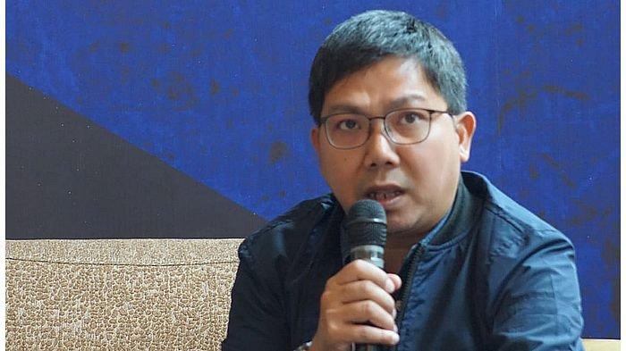 Pengamat sepakbola, Tommy Welli yang akrab disapa Bung Towel di Kota Bandung Kamis (28/3/2019).