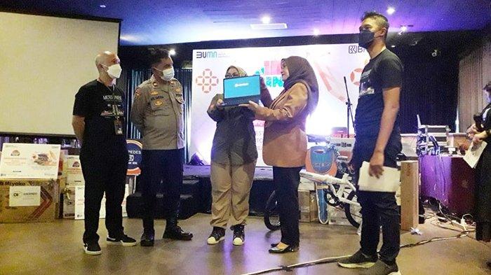 Para saksi dari Notaris, Dinas Sosial, Kepolisian dan perwakilan BRI sedang memeriksa laptop yang masih tersegel sebagai alat pengundi PHS yang sah
