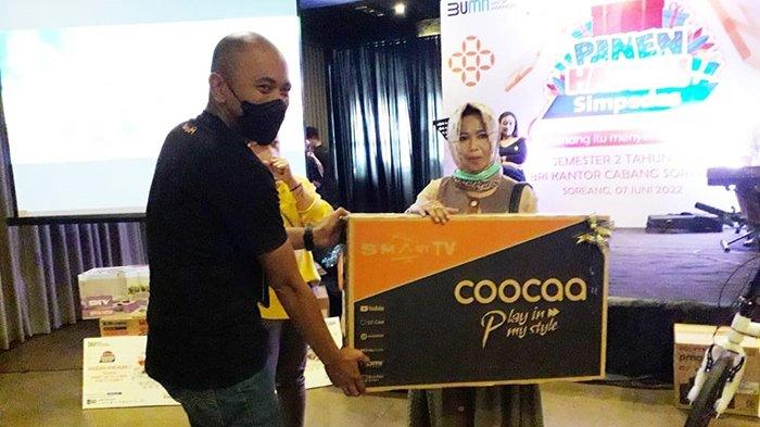 Pemberian hadiah oleh Pinca BRI Soreang kepada pemenang lelang dana top up fresh fund Rp 300 juta dan Rp 250 juta berupa logam mulia, hadiah langsung TV LED 43’ dan Sepeda kepada Hj. Yetty BRI Unit Ciluncat dan Dian Hermawati BRI Unit Ciwidey Soreang