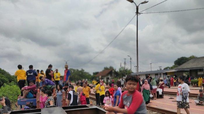 Pengungsi banjir disejumlah daerah di Karawang terpaksa ada yang tidur di kolong kereta