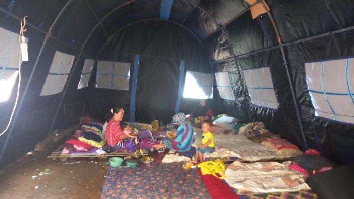 Ibu dan balita tengah berada di pengungsian RT.44 RW.10 Desa Titisan Kecamatan Sukalarang, Kabupaten Sukabumi, Senin (28/11/2022)