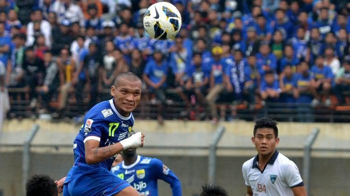 Penyerang Persib Bandung, Ferdinand Sinaga menyundul bola pada laga melawan PBR di Stadion si Jalak Harupat, Soreang - Kabupaten Bandung, Senin (6/10/2014). Pada laga ini, Persib unggul 1 - 0 atas PBR.