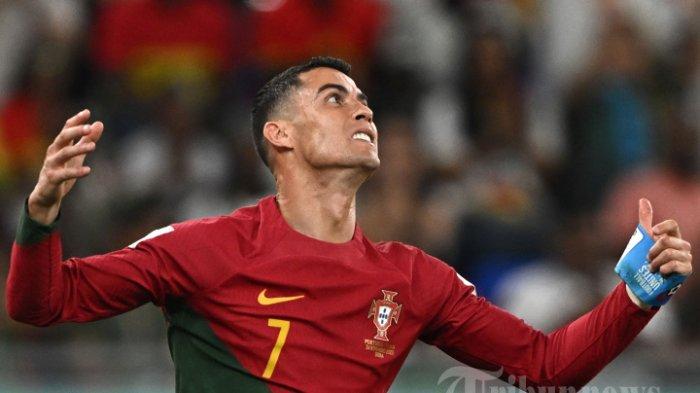 Penyerang Portugal Cristiano Ronaldo bereaksi selama pertandingan sepak bola Grup H Piala Dunia Qatar 2022 antara Portugal dan Ghana di Stadion 974 di Doha pada 24 November 2022. (Photo by MANAN VATSYAYANA / AFP)
