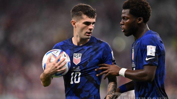 Penyerang Timnas AS, Christian Pulisic (kiri) berbicara dengan gelandang Timnas AS, Yunus Musah dalam laga sepak bola Grup B Piala Dunia 2022 Qatar antara Iran melawan Amerika Serikat di Stadion Al-Thumama, di Doha, Qatar, Selasa (29/11/2022) waktu setempat. AFP/FABRICE COFFRINI