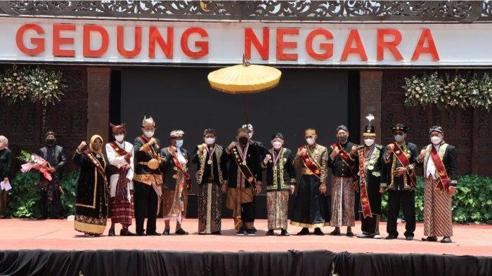 Perhelatan akbar para raja-raja se-Nusantara ini dibuka Ketua DPD RI La Nyala Mahmud Mataliti ditandai dengan pemukulan Gong dan penyerahan Keris Rahiyang Medang Gumilang di pelataran Gedung Negara Sumedang, Rabu, (29/9/2021).