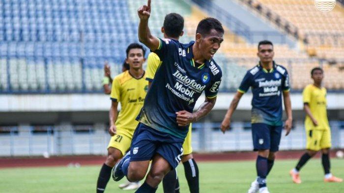 Pemain Persib Bandung Fret Butuan mencetak gol dalam laga persahabatan melawan Tim Pra Pon Jabar di Stadion GBLA, Sabtu (13/3/2021). Laga berakhir 3-2.