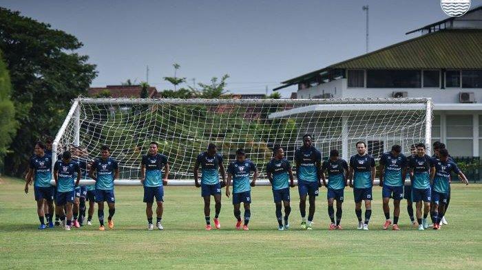 Para pemain Persib Bandung melakukan latihan, Senin (18/10/2021), sebagai persiapan melawan PSS Sleman, Jumat mendatang.