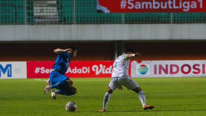 Esteban Vizcarra berebut bola dengan pemain PSS pada laga semifinal Piala Menpora 2021, Jumat (16/4/2021) malam.