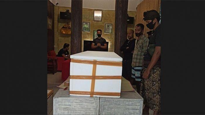Jenazah Arya Agung Dhananjaya (27) telah dimasukkan ke dalam peti mati.