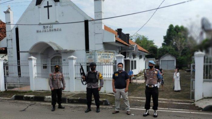 Petugas kepolisian Sat Sabhara Polres Majalengka menjaga ketat perayaan Hari Paskah, Jumat (2/4/2021).
