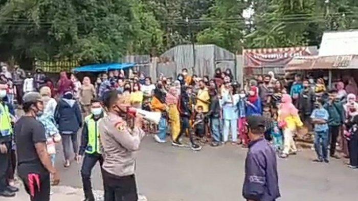 Petugas Satgas Penanganan Covid-19 Kabupaten Bogor membubarkan massa yang berkerumun untuk menyaksikan proses syuting sinetron Ikatan Cinta di Kecamatan Megamendung, Kabupaten Bogor, Jawa Barat Rabu (27/1/2021).(Dok Polres Bogor)
Artikel ini telah tayang di Kompas.com dengan judul
