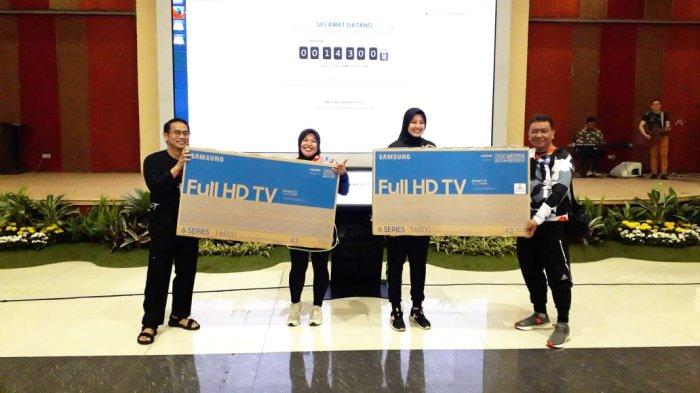 Manager Pemasaran Mikro (MPM) Eko Susanto bersama Kadis. Perdagangan, Koperasi UMKM dan Perindustrian Kota Cimahi Dadan Darmawan menyerahkan hadiah TV LED 43’ kepada nasabah yang beruntung. *