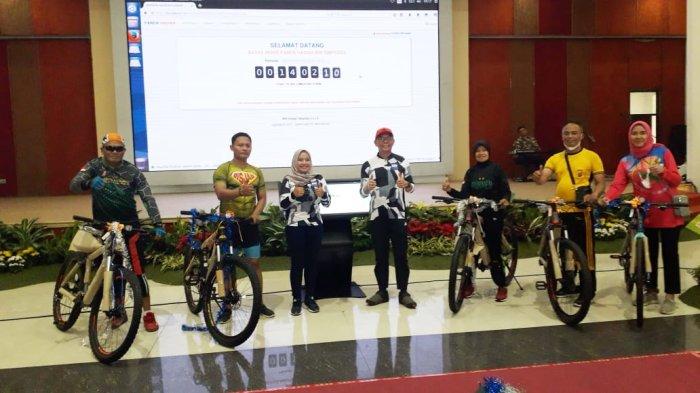 Pemimpin Cabang BRI Cimahi Omang Solehudin bersama Assistant Manager Business Mikro RO Bandung Titik Wulandari berfoto usai menyerahkan hadiah 5 unit sepeda kepada nasabah yang beruntung.*