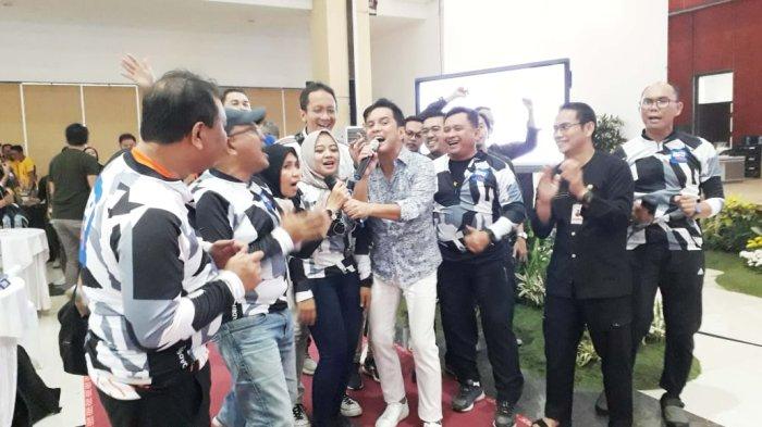 Penyanyi Faturachman bernyanyi bersama Pimpinan BRI, Komandan Pussen Armed Mayjen Yudhy Chandra Jaya, Kadis. Perdagangan, Koperasi UMKM dan Perindustrian Kota Cimahi Dadan Darmawan.*