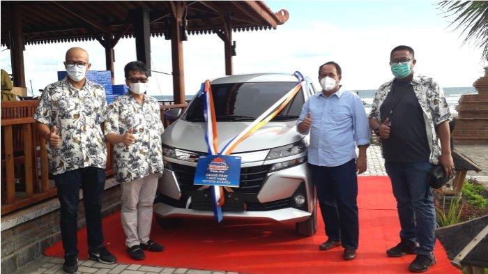 Bupati Pangandaran H. Jeje Wiradinata didampingi Regional Head Micro Business Banking BRI Regional Office Bandung Eka Ahmad Djatnika, Pemimpin Cabang BRI Banjar Affandi Ahmad dan Manager Pemasaran Mikro (MPM) Dansyah Nursyafrudin foto bersama didepan Mobil Toyota Avanza Grand Prize PHS BRI Kanca Banjar.