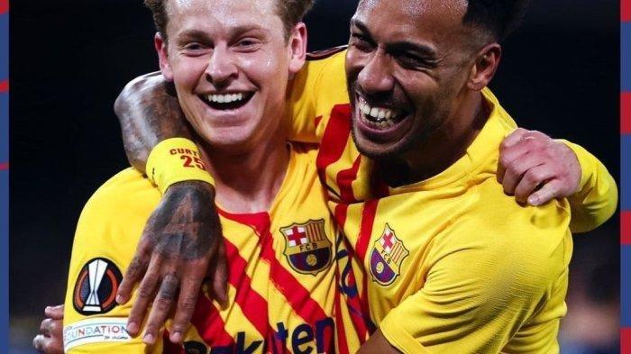 Selebrasi striker Barcelona, Pierre-Emerick Aubameyang ditemani Frenkie de Jong setelah menjebol gawang Napoli dalam lanjutan leg kedua 32 besar Liga Eropa di Stadio Diego Armando Maradona, Jumat (25/2/2022) dini hari.