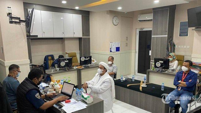 Pimpinan Front Pembela Islam (FPI) Muhammad Rizieq Shihab menjawab pertanyaan penyidik saat diperiksa di Polda Mtero Jaya, Jakarta, Sabtu (12/12/2020). Muhammad Rizieq Shihab diperiksa sebagai tersangka kasus pelanggaran protokol kesehatan terkait kerumunan di Petamburan, Tanah Abang, Jakarta pada 14 November 2020 lalu.