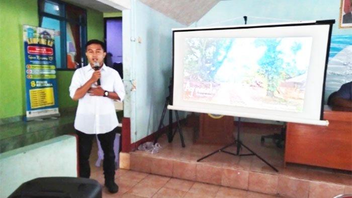 Anggota Tim PKM UPI Riza Saepul Millah, S.IP, M.P.Par., saat menyampaikan materi mengenai Pengembangan Desa Wisata