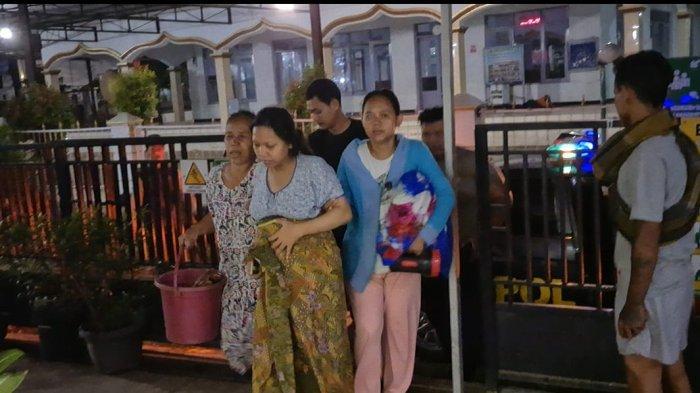 Polisi mengevakuasi seorang ibu hamil yang hendak melahirkan ke Puskesmas Losarang, Indramayu, Jumat (9/4/2021) pukul 01.00 WIB.