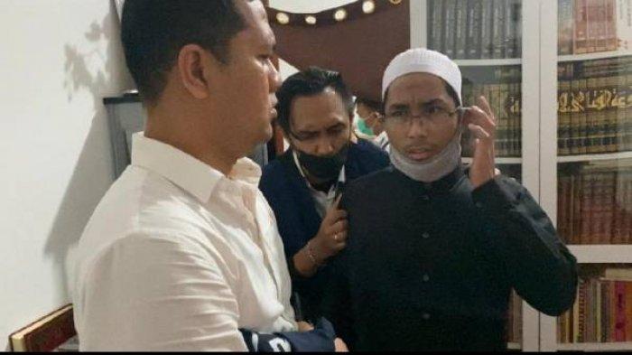 Ustaz Maaher ketika dijemput polisi di rumahnya.