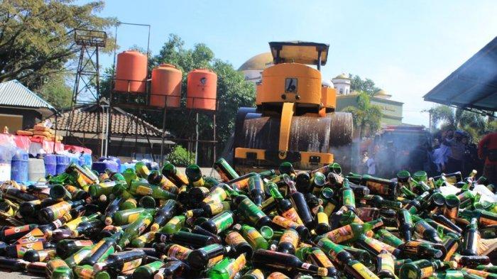 Polresta Bandung Musnahkan 20 Ribu Botol Miras, 50 Kg Ganja dan 32 Jeriken Tuak