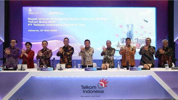 Direktur Utama Telkom Ririek Adriansyah (tengah), Direktur Digital Business M. Fajrin Rasyid (paling kiri), Direktur Consumer Service FM Venusiana R (kedua dari kiri), Direktur Enterprise & Business Service Edi Witjara (ketiga dari kiri), Direktur Wholesale & Internasional Service Bogi Witjaksono (keempat dari kiri), Direktur Network & IT Solution Herlan Wijanarko (paling kanan), Direktur Strategic Portfolio Budi Setyawan Wijaya (kedua dari kanan), Direktur Human Capital Management Afriwandi (ketiga dari kanan), Direktur Keuangan & Manajemen Risiko Heri Supriadi (keempat dari kanan). Sepanjang tahun 2021, Telkom mencatat kinerja keuangan dan operasional solid dan memuaskan.