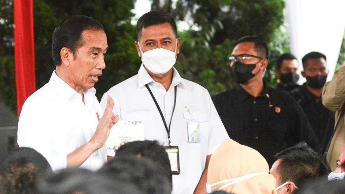 Presiden Joko Widodo kembali meninjau penyaluran Bantuan Subsidi Upah (BSU) di Bandung.