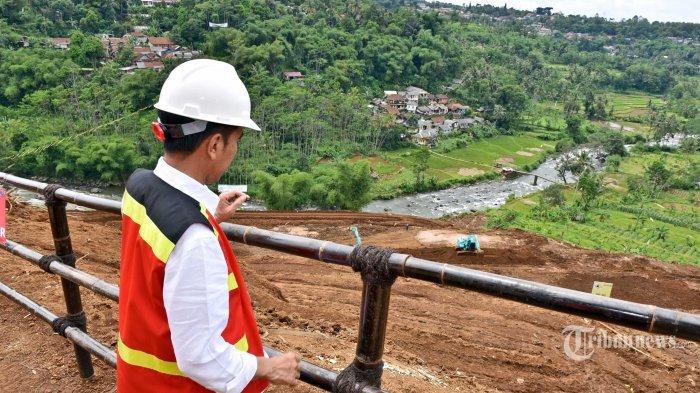 Presiden Joko Widodo meninjau progress pembangunan Waduk Sukamahi dan Waduk Ciawi, yang terletak di kawasan wisata Ciawi dan Puncak, Kabupaten Bogor. Jum'at (15/12/2017). Waduk ini akan membendung Hulu Sungai Ciliwung, yang salah satu tujuan dibangunnya waduk ini adalah untuk mengendalikan banjir yang sering melanda wilayah DKI Jakarta. Dalam peninjauan ini Presiden Joko Widodo didampingi Menteri PUPERA Basuki Hadimuljono dan Menhub Budi Karya Sumadi dan Kepala Staf Presiden Teten Masduki. (Agus Suparto)