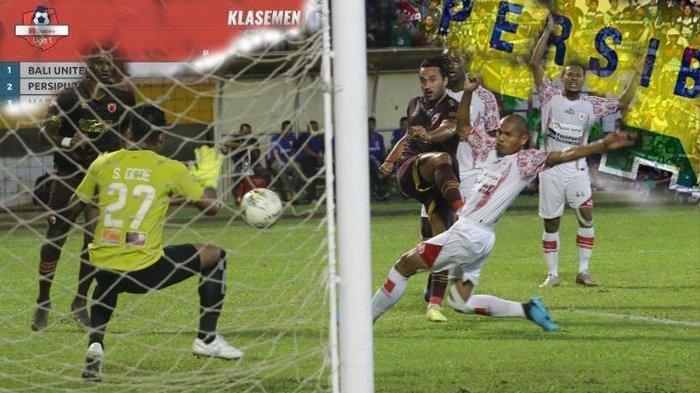 Proses terjadinya gol pemain PSM Makassar, Ezra Walian, ke gawang Persipura Jayapura dalam laga tunda pekan ke-4 Liga 1 2019 di Stadion Andi Matalatta, Senin (18/11/2019). ( Foto: Tribun Timur/Boxy Darwan). Kemenangan PSM Makassar atas Persipura Jayapura memberikan keuntungan sekaligus tekanan bagi Persib Bandung di Klasemen sementara Liga 1 2019.