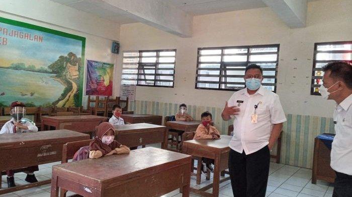 Camat Astanaanyar Syukur Sabar meninjau pembelajaran tatap muka terbatas (PTMT) di SDN Pajagalan Kota Bandung, Rabu (8/9/2021).
