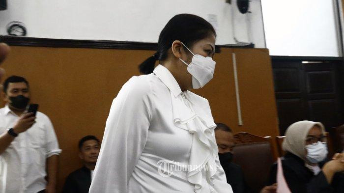Terdakwa kasus pembunuhan berencana terhadap Nofriansyah Yosua Hutabarat atau Brigadir J, Putri Candrawathi sedang memasuki ruang sidang utama dalam lanjutan sidang di Pengadilan Negeri Jakarta Selatan, Jakarta, Selasa (6/12/2022). Sidang lanjutan kasus pembunuhan berencana terhadap Brigadir J itu kembali digelar dengan agenda pemeriksaan 11 saksi yang dihadirkan oleh jaksa penuntut umum. Warta Kota/YULIANTO