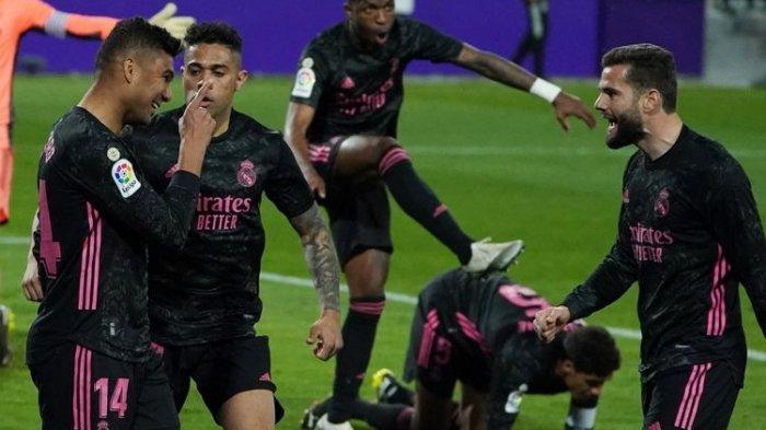 Para pemain Real Madrid merayakan gol ke gawang Real Valladolid
