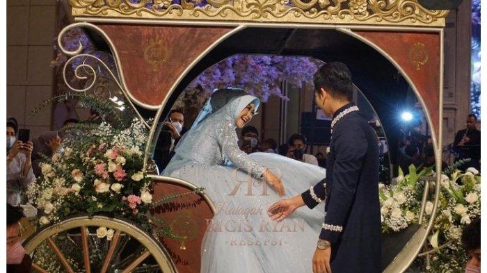 Ria Ricis menaiki kereta kencana bersama Teuku Ryan dalam resepsi pernikahan.