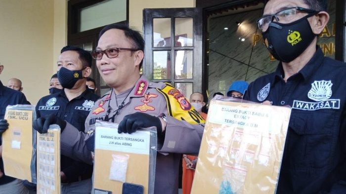 Polisi menunjukkan bukti yang membuat Rinada ditangkap
