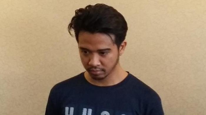 Gitaris band Geisha, Roby Satria, diamankan di Mapolsek Kuta Utara, Bali, Minggu (22/11/2015). Ia ditahan karena kedapatan mengonsumsi narkoba jenis ganja.
