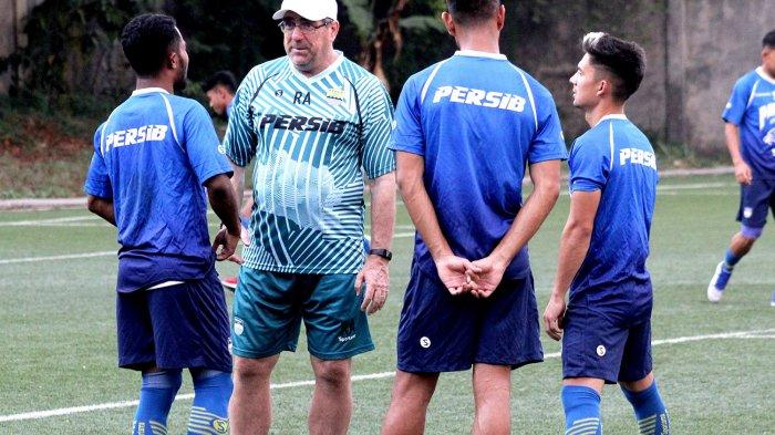 Pelatih Persib Bandung Robert Rene Albert (kedua kiri) diskusi dengan Ardi Idrus, Omid Nazari, dan Kim Jeffrey saat latihan di Lapangan Lodaya, Bandung, Jumat (25/10/2019). Pelatih mempersiapkan pemainnya menjelang lawan Persija Jakarta yang akan digelar di Bali.