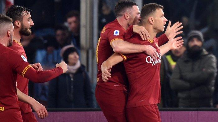 Striker AS Roma, Edin Dzeko (Kanan) sat merayakan golnya ke gawang Lazio di pertandingan pekan ke-21 Liga Italia 2019-2020, Minggu (26/1/2020).
