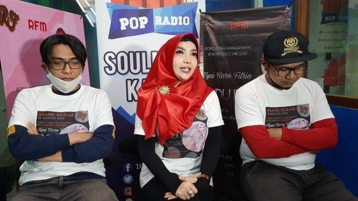 Roro Fitria (tengah)
