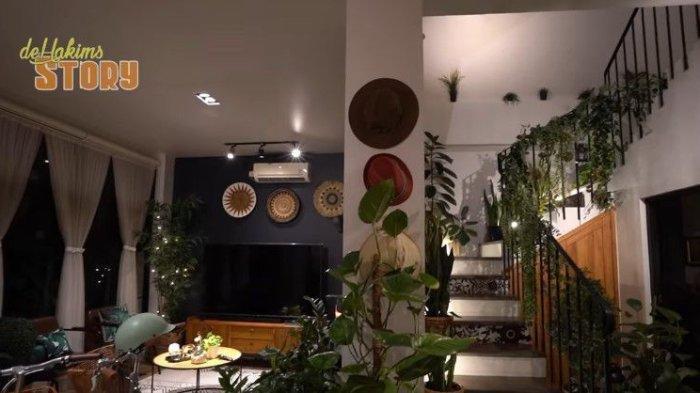 Ruang TV di Rumah Rina Nose