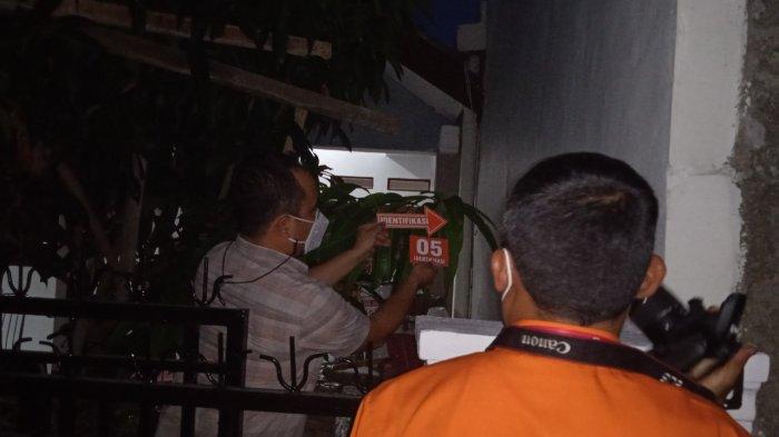 Inafis Polres Karawang sedang olah TKP di rumah Kades Pinayungan Kecamatan Telukjambe Timur Karawang yang ditembak orang tak dikenal, Selasa (28/9/2021)