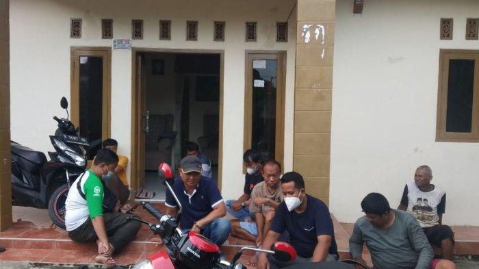 TribunCirebon.com/Eki Y
Suasana rumah NA di Majalengka. NA terlibat dalam kasus sate beracun yang menewaskan anak pengemudi ojol di Bantul.
Artikel ini telah tayang di TribunJabar.id dengan judul Keluarga Pasrah dengan Kelakuan NA Pengirim Sate Lontong Maut di Bantul, Diam Saja Jika di Rumah, https://jabar.tribunnews.com/2021/05/04/keluarga-pasrah-dengan-kelakuan-na-pengirim-sate-lontong-maut-di-bantul-diam-saja-jika-di-rumah.
Penulis: Eki Yulianto
Editor: Ravianto