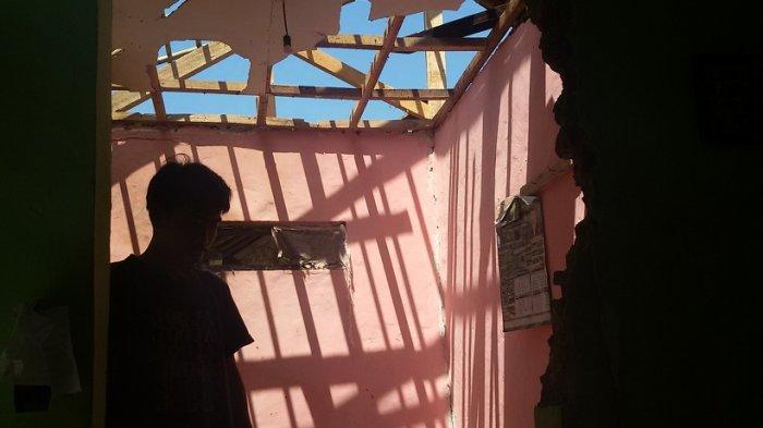Disambar petir – Lima menit menjelang waktu berbuka Kamis (15/4) petang sekitar pukul 17.45, rumah Oman Rohman (51) di Blok Pasir Dusun Bangunsirna Rt 01 RW 12 Desa Sukamaju Baregbeg Ciamis disambar petir. Oman sekeluarga selamat, tapi rumahnya yang berada di pebukitan tersebut porak poranda