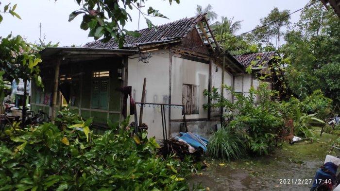 Salah satu rumah 10 yang rusak diterjang angin kencang serta hujan lebat Sabtu (27/2) sore.