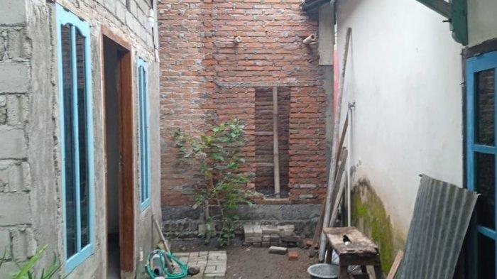 Akses jalan ke rumah Supriadi yang ditutup tembok oleh tetangganya di Lingkungan Gerung Butun Barat, Kelurahan Mandalika, Kecamatan Sandubaya, Kota Mataram.