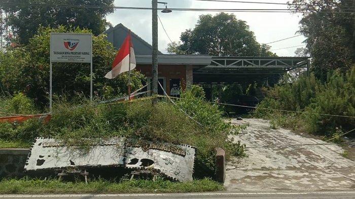 Kondisi rumah tempat Tuti Suhartini dan Amalia Mustika Ratu ditemukan meninggal di dalam bagasi mobil, 18 Agustus 2021 silam. Foto diambil Senin (18/4/2022).