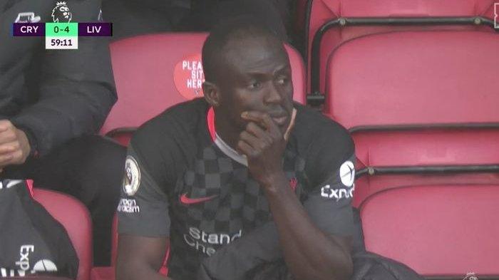 Sadio Mane terlihat murung saat diganti Mohamed Salah dalam laga Crystal Palace Vs Liverpool, Sabtu (29/12/2020).